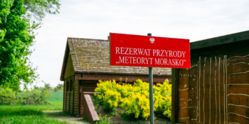 Poznań zaprasza do rezerwatu Meteoryt Morasko. Uczestnicy zobaczą kratery i prawdziwy meteoryt