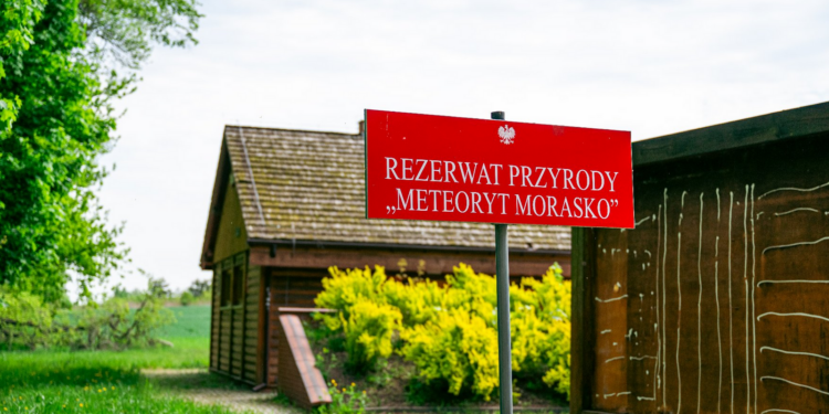 Poznań zaprasza do rezerwatu Meteoryt Morasko. Uczestnicy zobaczą kratery i prawdziwy meteoryt