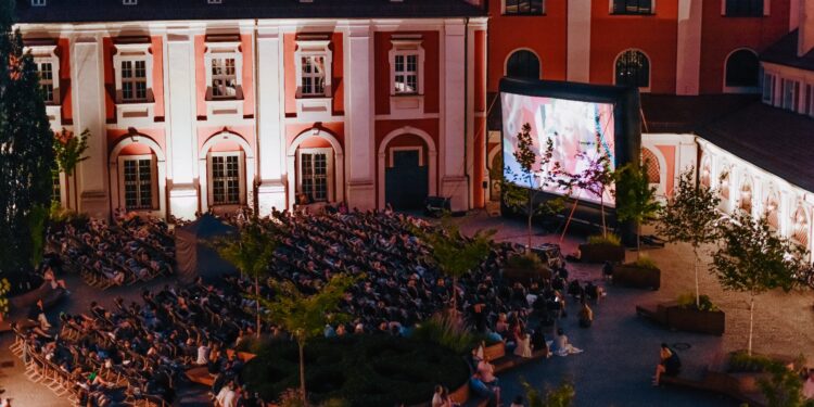 Darmowe kino plenerowe w centrum Poznania. Kiedy i co obejrzysz?