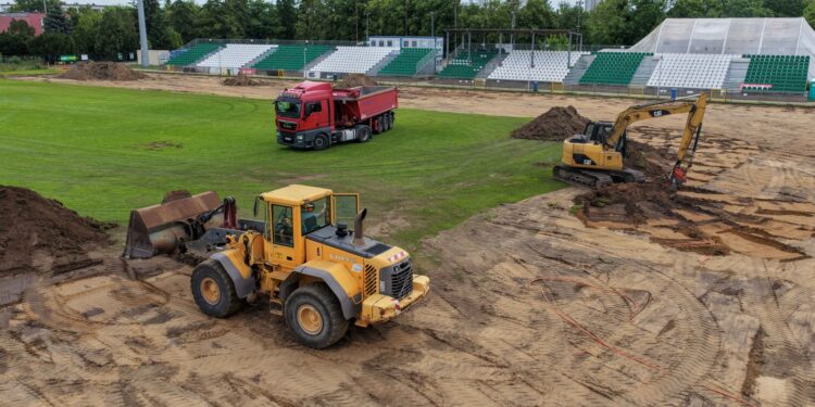 Boisko na Wildzie przechodzi gruntowny remont. Podgrzewana murawa i koniec z odwołanymi meczami przez mróz