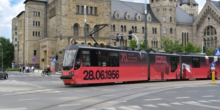 Poznań uruchamia ogólnopolską kampanię z QR i tramwajem. 70. rocznica Czerwca ’56 w nowoczesnej odsłonie