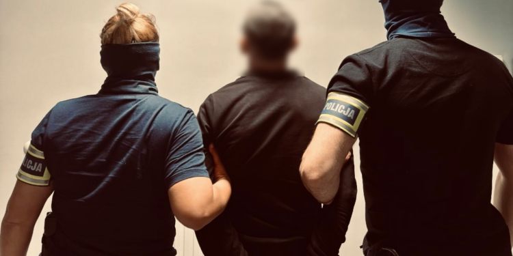 Zatrzymany przy bankomacie w Poznaniu. Policja rozbiła schemat oszustw na OLX z kodami BLIK