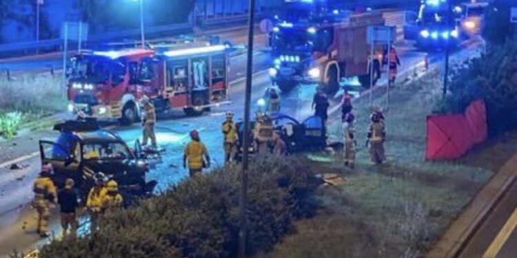 Koszmarny wypadek w Poznaniu. Auto wypadło na przeciwległy pas, jedna osoba nie żyje