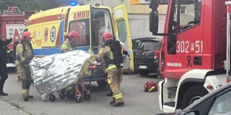 Groźny pożar mieszkania przy ul. Bułgarskiej. Na miejscu działało 7 zastępów straży pożarnej