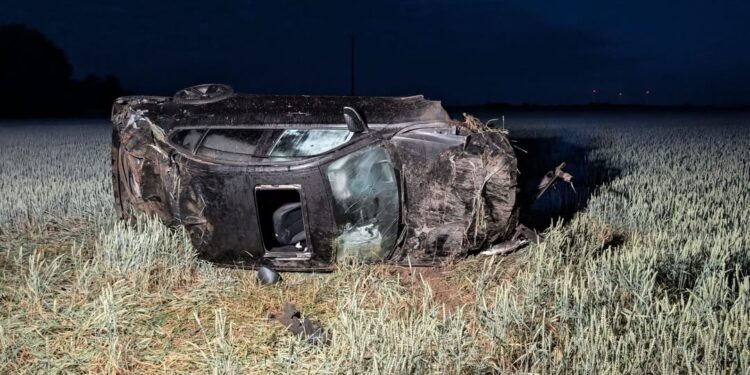 Koszmarny nocny wypadek na DK11! Auto dachowało, cztery osoby ranne