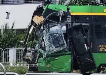 Tramwaj zderzył się z autobusem w na skrzyżowaniu w Poznaniu