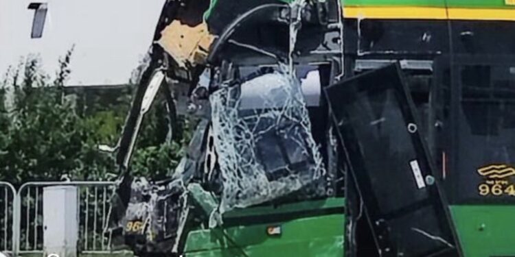 Tramwaj zderzył się z autobusem w na skrzyżowaniu w Poznaniu
