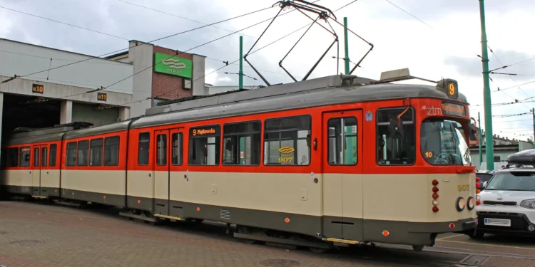 Poznań żegna legendarne „Helmuty”. Ostatni kurs tramwaju GT8ZR przejedzie przez centrum i Naramowice