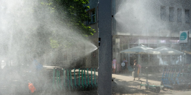 Wysokie temperatury. Miasto uruchamia beczkowozy, mgławice i kurtyny wodne