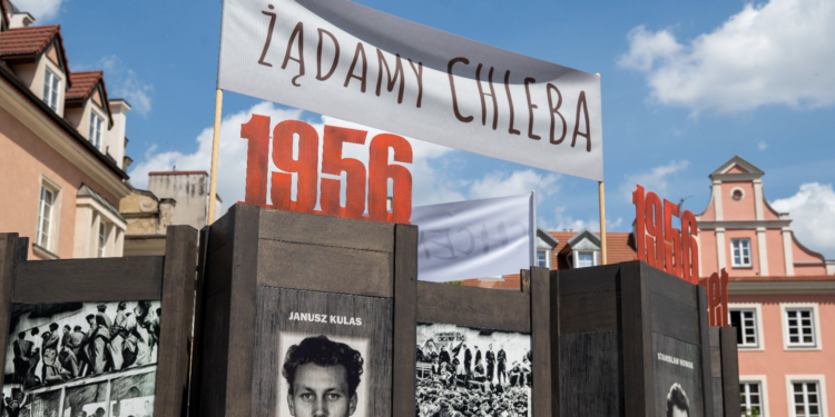 Poznań wspomina bohaterów Czerwca ’56. Na placu Kolegiackim stanęła wyjątkowa wystawa