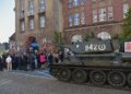 Czołg przed szpitalem Raszei i kwiaty pod tablicami ofiar Czerwca ’56