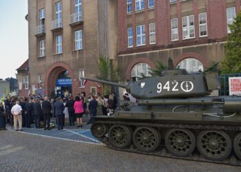 Czołg przed szpitalem Raszei i kwiaty pod tablicami ofiar Czerwca ’56