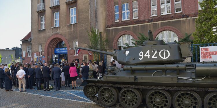 Czołg przed szpitalem Raszei i kwiaty pod tablicami ofiar Czerwca ’56