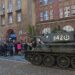 Czołg przed szpitalem Raszei i kwiaty pod tablicami ofiar Czerwca ’56