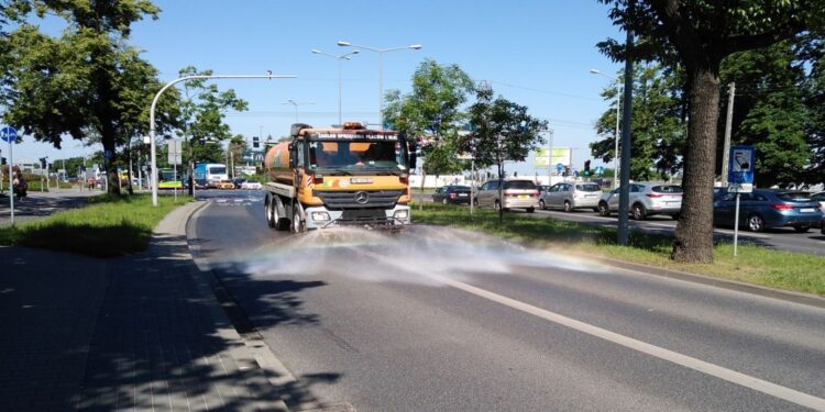 Miasto reaguje na upały. Polewaczki wyjadą na ulice Starego Miasta i Jeżyc