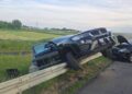 BMW zawisło na barierce na S5. Młody kierowca cudem uniknął tragedii