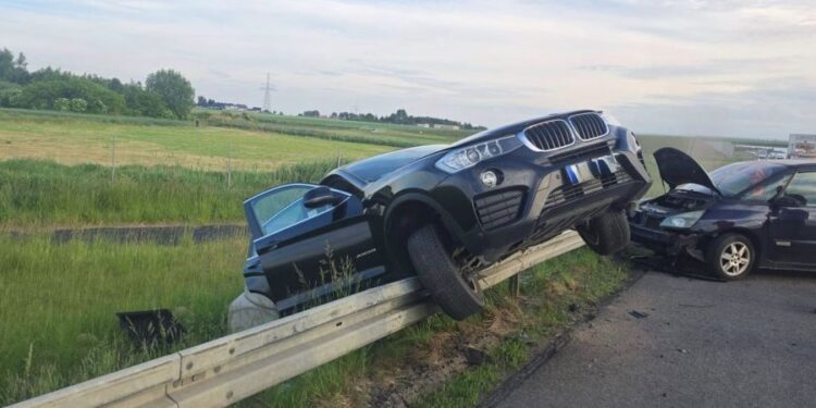 BMW zawisło na barierce na S5. Młody kierowca cudem uniknął tragedii