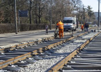 Koniec jednego remontu i początek kolejnych. Pasażerów czekają duże zmiany na Ogrodach, Junikowie i Ratajach