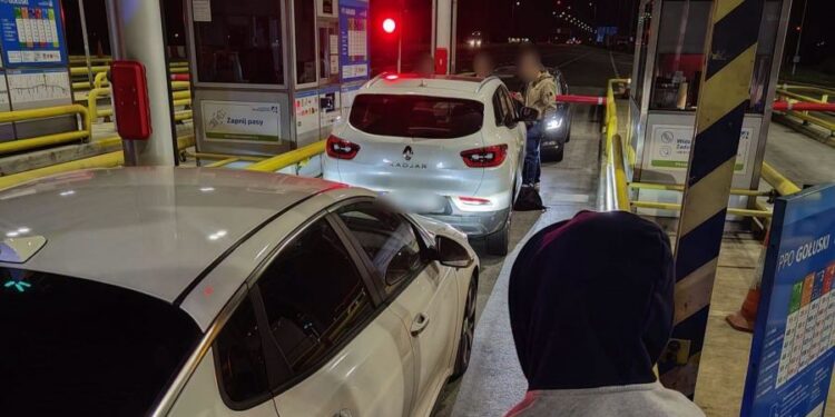 Złodziej w kradzionym Renault wpadł na bramkach na A2!