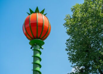 Niezwykły park nad jeziorem. Ponad 20 dzieł sztuki można odkrywać podczas spaceru