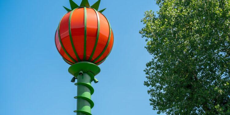 Niezwykły park nad jeziorem. Ponad 20 dzieł sztuki można odkrywać podczas spaceru