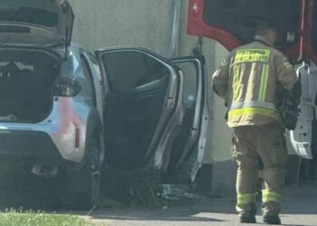 Samochód uderzył w kościół na poznańskim osiedlu. Kierowca stracił panowanie nad autem