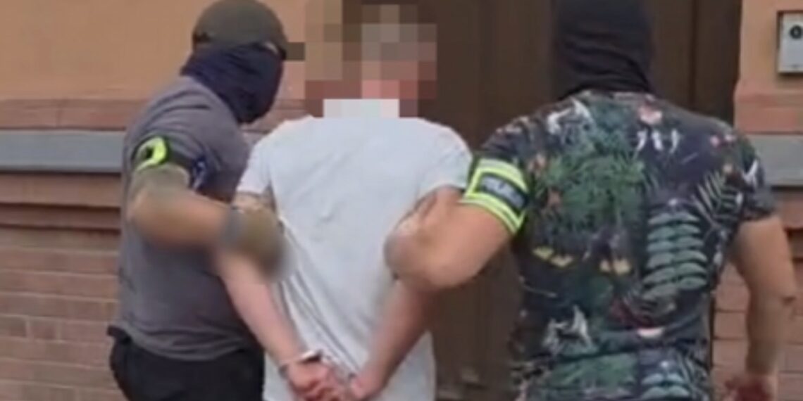 Napad z bronią w gminie Kórnik. Zamaskowany sprawca skrępował pracownika i ukradł pancerną szafę