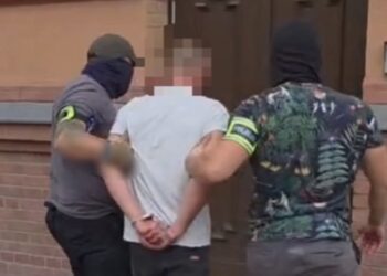 Napad z bronią w gminie Kórnik. Zamaskowany sprawca skrępował pracownika i ukradł pancerną szafę