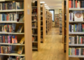 Regały, biurka i krzesła przeznaczone do sprzedaży za złotówkę w filii Biblioteki Raczyńskich przy ul. Wronieckiej w Poznaniu.