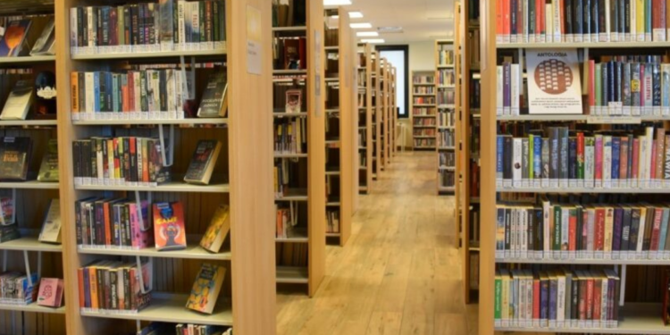 Regały, biurka i krzesła przeznaczone do sprzedaży za złotówkę w filii Biblioteki Raczyńskich przy ul. Wronieckiej w Poznaniu.