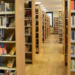 Regały, biurka i krzesła przeznaczone do sprzedaży za złotówkę w filii Biblioteki Raczyńskich przy ul. Wronieckiej w Poznaniu.