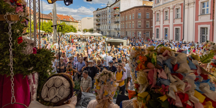 Tradcyjne stroje bamberskie podczas korowodu w ramach Święta Bambrów na Starym Rynku w Poznaniu