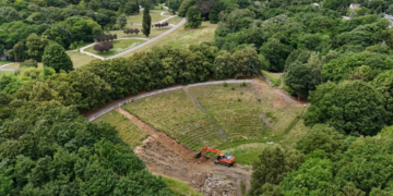 Wzgórze dawnego amfiteatru na Cytadeli w Poznaniu przygotowywane pod budowę ogrodu miododajnego