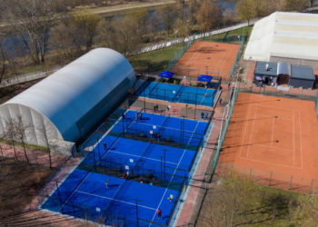 Widok kortów tenisowych POSiR przy os. Piastowskim 106a w Poznaniu.
