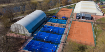 Widok kortów tenisowych POSiR przy os. Piastowskim 106a w Poznaniu.
