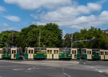 Zabytkowy tramwaj 105Na na trasie linii turystycznej w Poznaniu podczas weekendowych przejazdów.