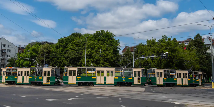 Zabytkowy tramwaj 105Na na trasie linii turystycznej w Poznaniu podczas weekendowych przejazdów.
