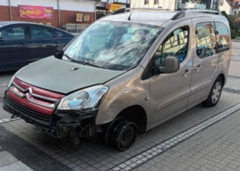 Policjanci zatrzymali trzech mężczyzn podejrzanych o kradzież Citroena Berlingo w Puszczykowie