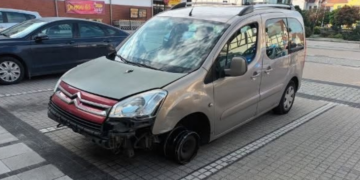 Policjanci zatrzymali trzech mężczyzn podejrzanych o kradzież Citroena Berlingo w Puszczykowie