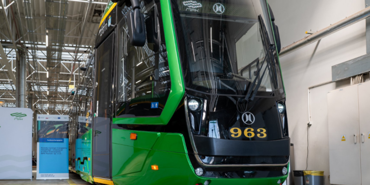 Tramwaj Moderus Gamma MPK Poznań na ulicy miasta