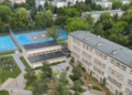 Przedszkole i szkoły w Poznaniu, gdzie powstaną systemy retencji oraz zagospodarowania deszczówki w ramach miejskiej inwestycji.