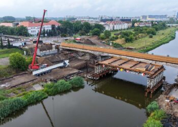 Na Most Chrobrego dotarły pierwsze ogromne elementy. Rozpoczął się jeden z kluczowych etapów inwestycji