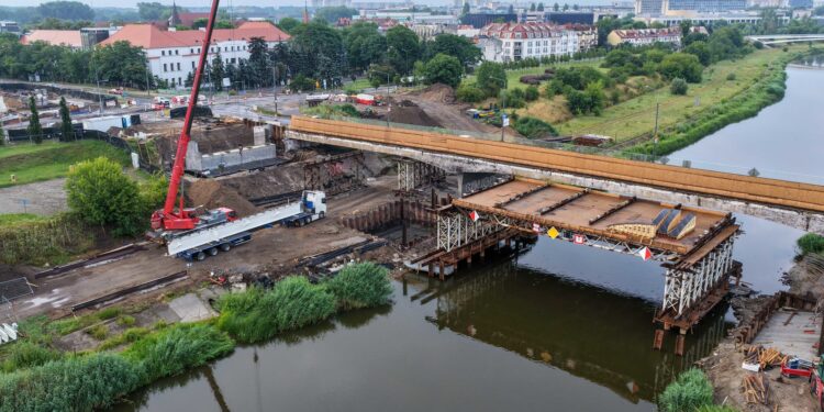 Na Most Chrobrego dotarły pierwsze ogromne elementy. Rozpoczął się jeden z kluczowych etapów inwestycji