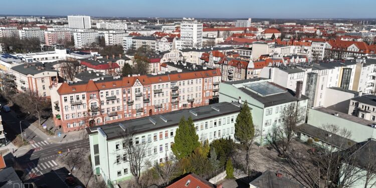 Miejsca schronienia w poznańskich szkołach i przedszkolach. Miasto wybrało dziewięć placówek