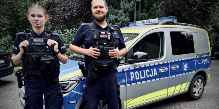 Dramatyczne chwile w Poznaniu. Policjanci uratowali 3-dniowe niemowlę, które przestało oddychać