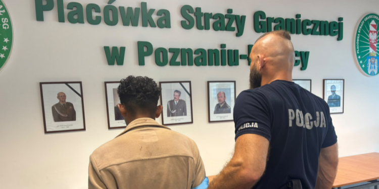 Szokujące sceny pod Poznaniem. Nagi mężczyzna niszczył samochody, później awanturował się w pociągu
