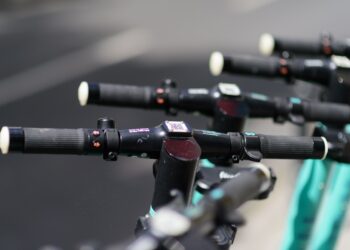 Zakaz wjazdu hulajnóg elektrycznych nad jeziorem Jelonek w Gnieźnie