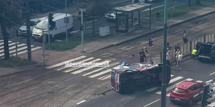 Zderzenie samochodu osobowego z karetką na ul. Hetmańskiej w Poznaniu
