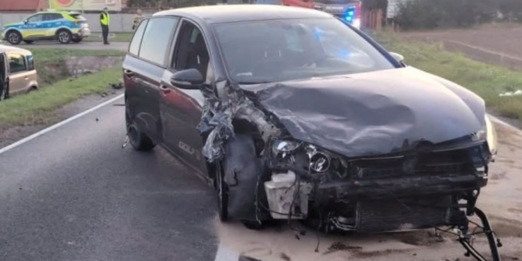 Wypadek dwóch samochodów na drodze wojewódzkiej nr 241 w Rogoźnie