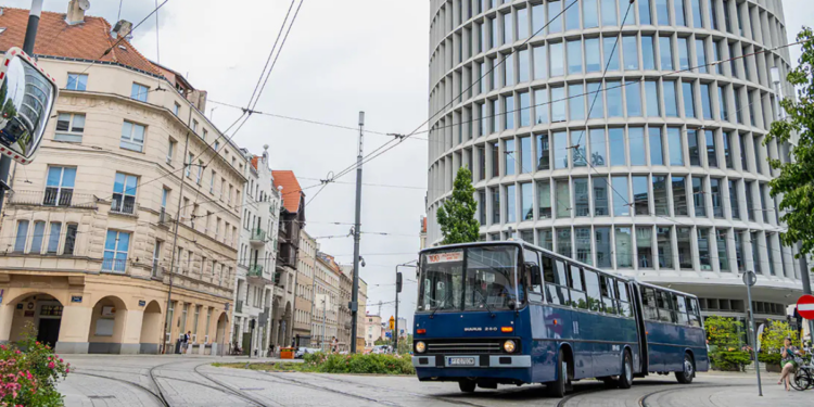 Historyczny tramwaj na ulicy Poznania podczas weekendu 15–16 sierpnia